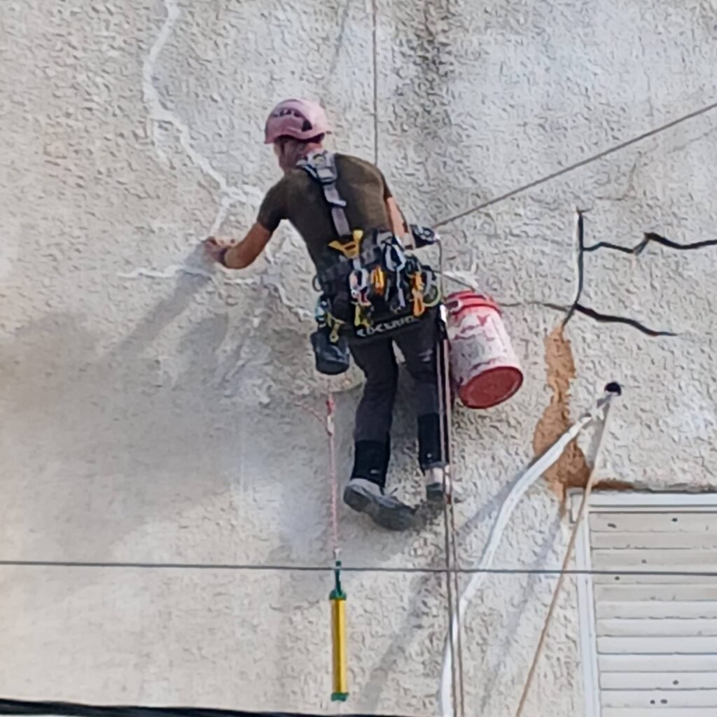 איטום סדקים בקיר חיצוני בסנפלינג