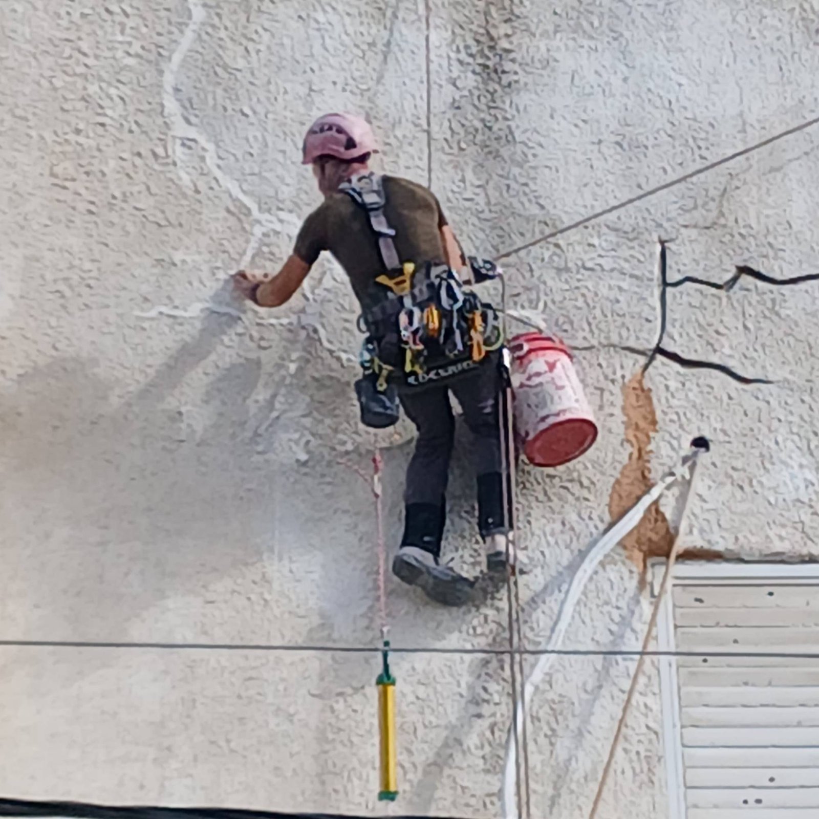 איטום סדקים בקיר חיצוני של בניין בסנפלינג