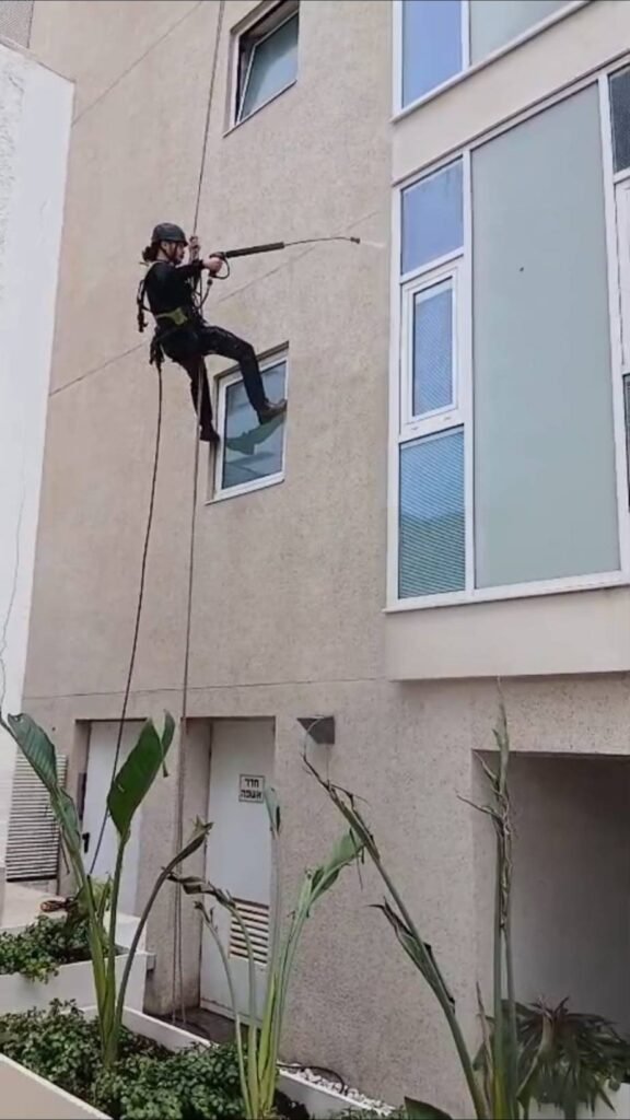 ניקוי בלחץ מים של חזית בניין בסנפלינג